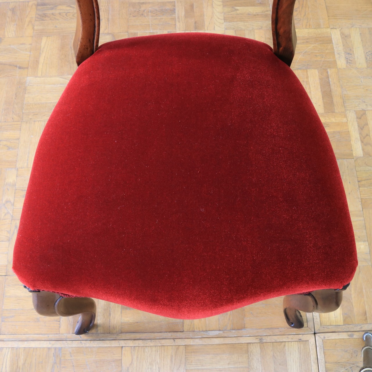 バルーンバックチェアー