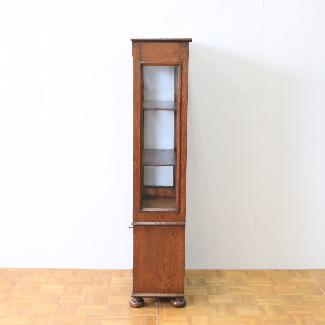 グラスキャビネット