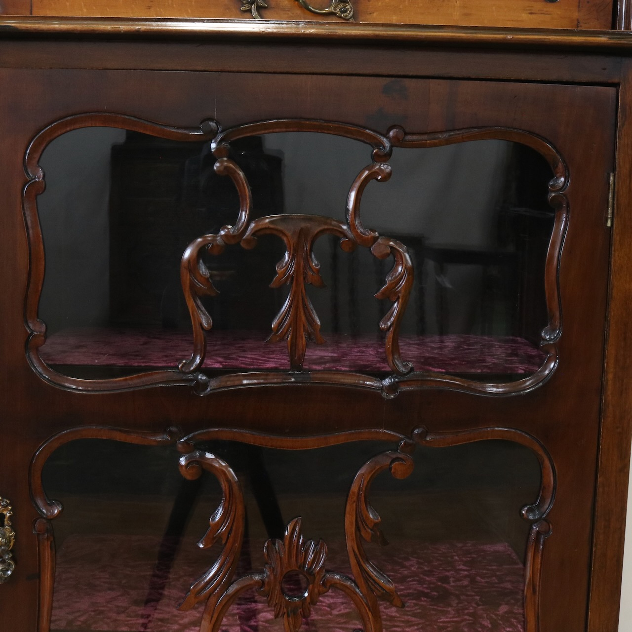 グラスキャビネット