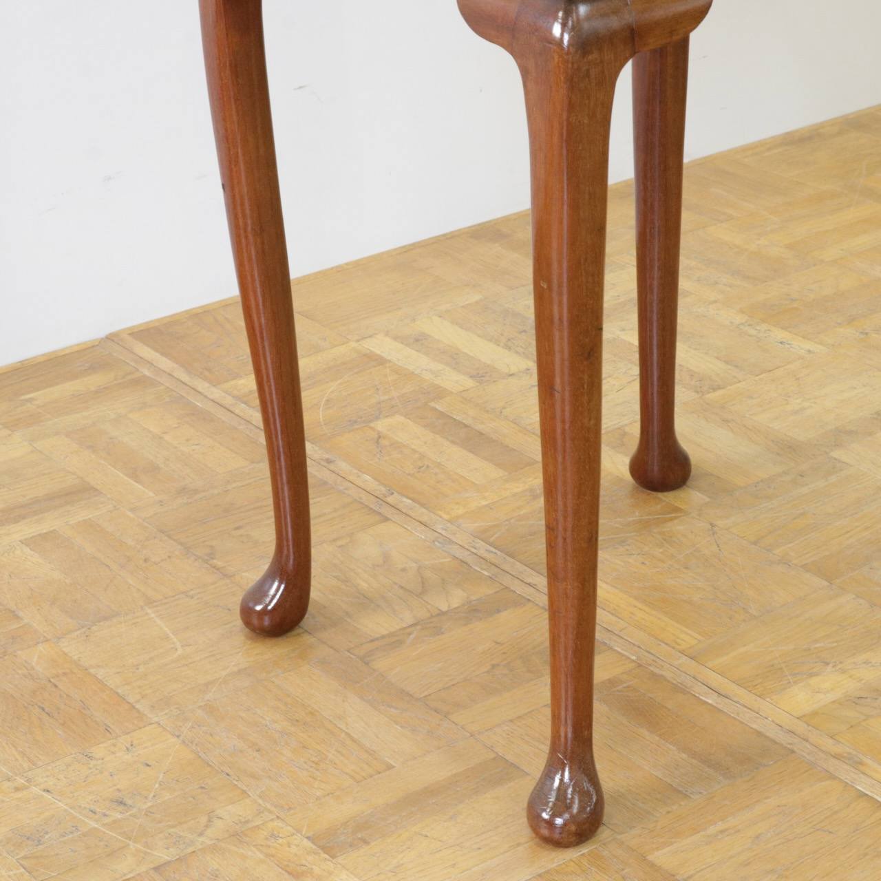ペディスタルカップボード