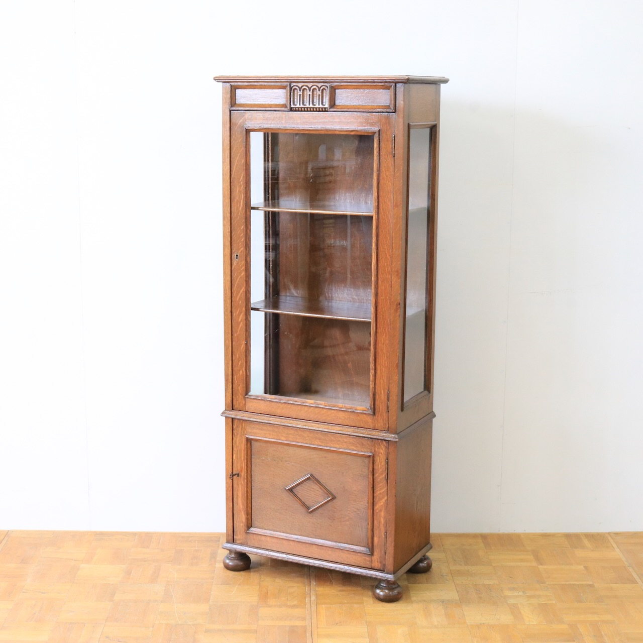 グラスキャビネット