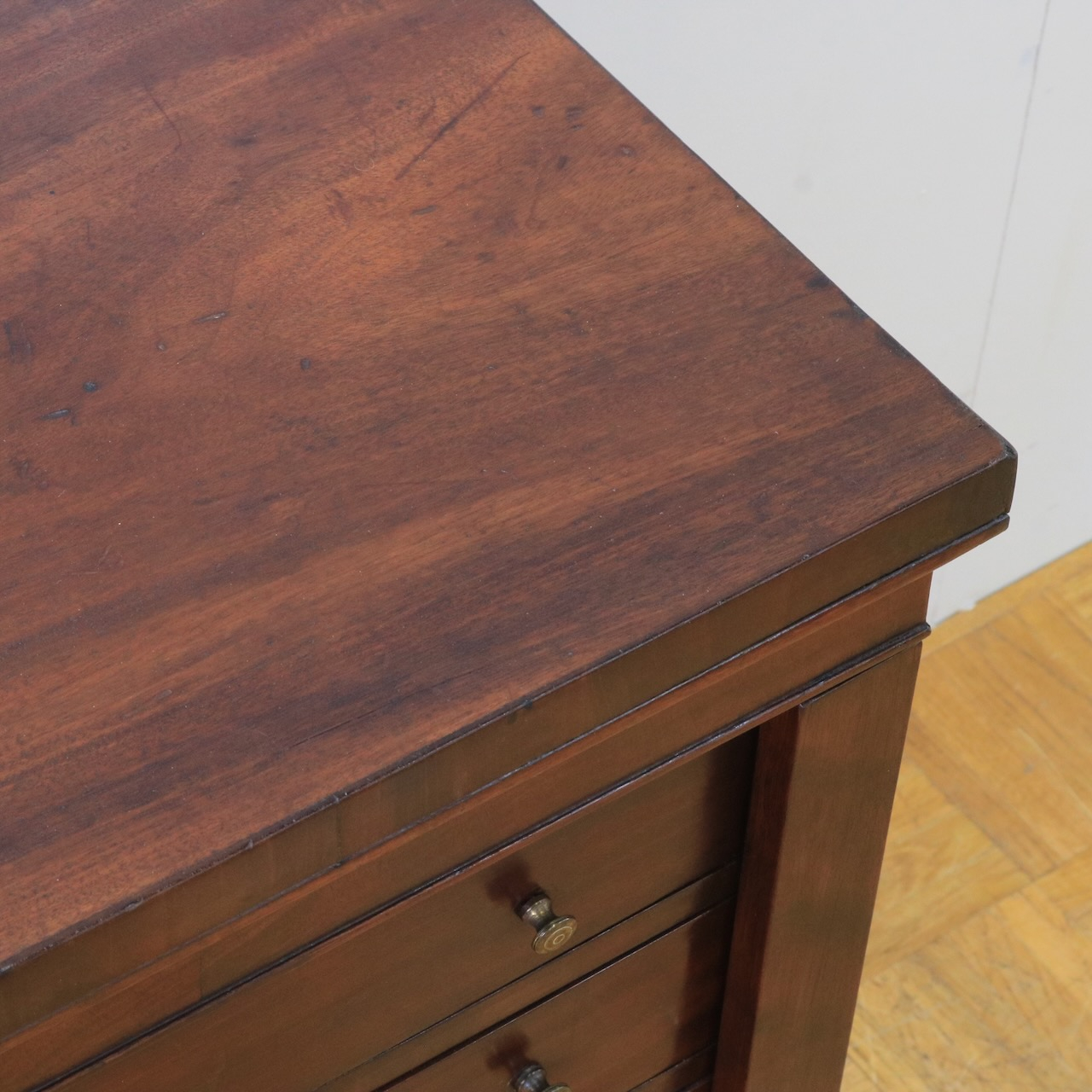 ベッドサイドチェスト