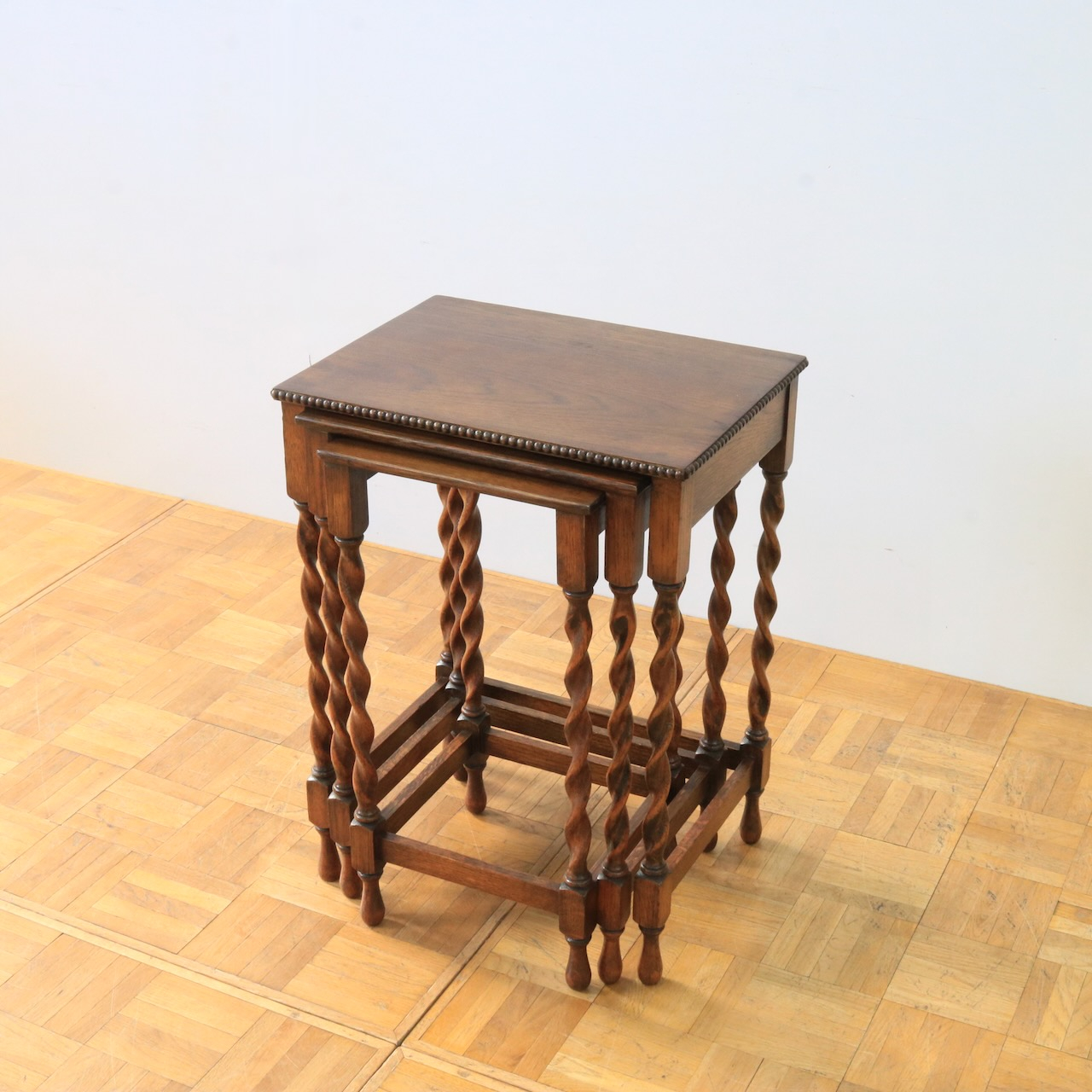 ネストテーブル