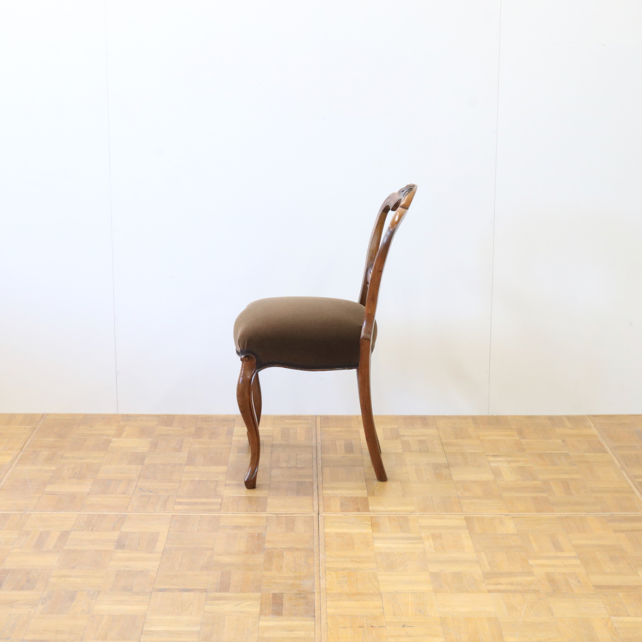 バルーンバックチェアー