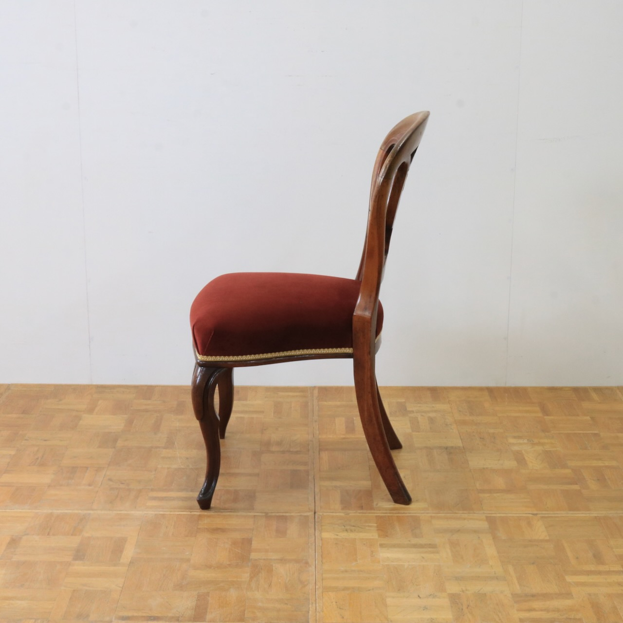 バルーンバックチェアー