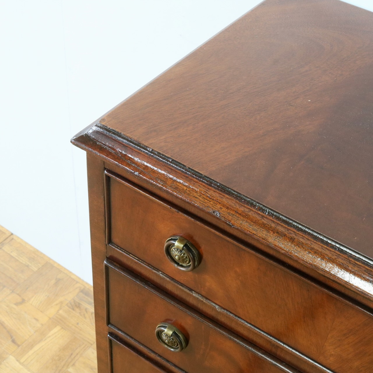 ベッドサイドチェスト