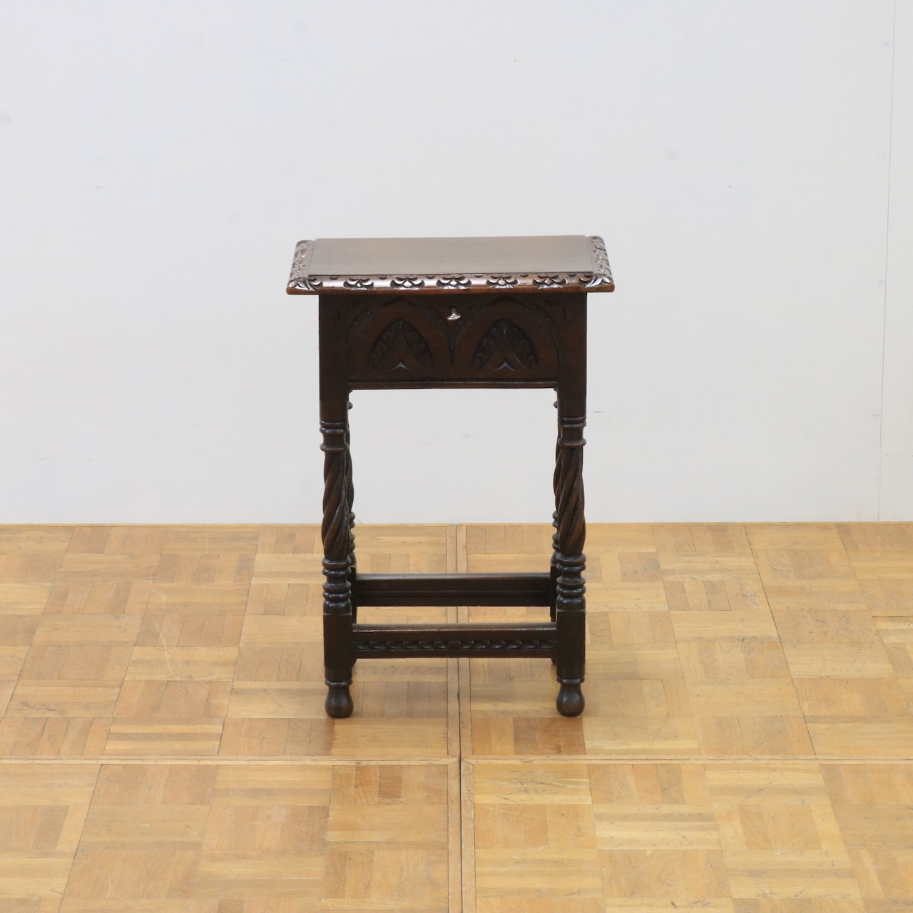 サイドテーブル