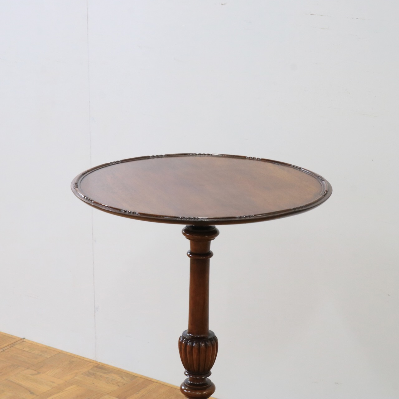 サイドテーブル