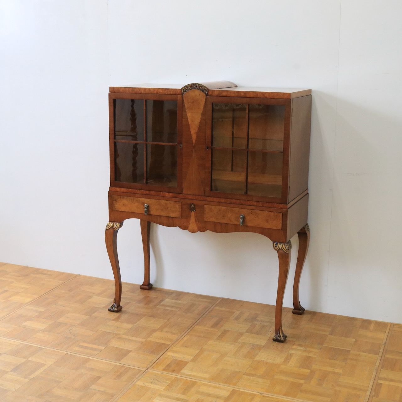 グラスキャビネット