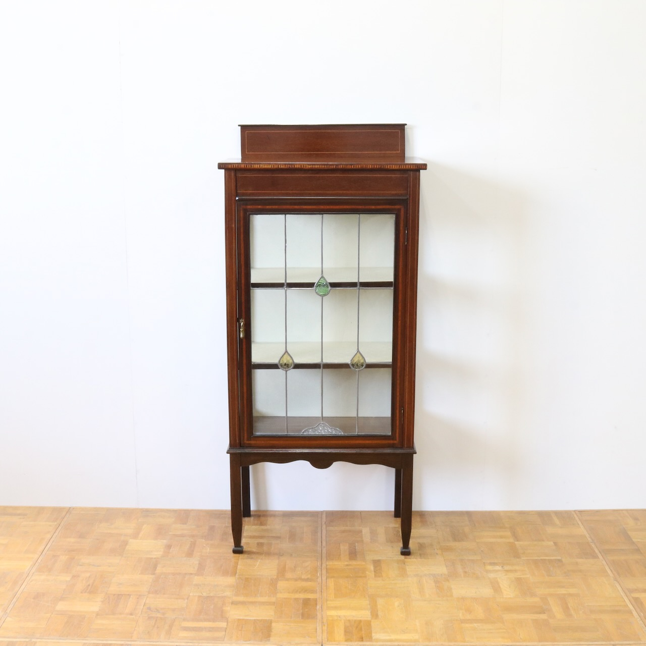 グラスキャビネット