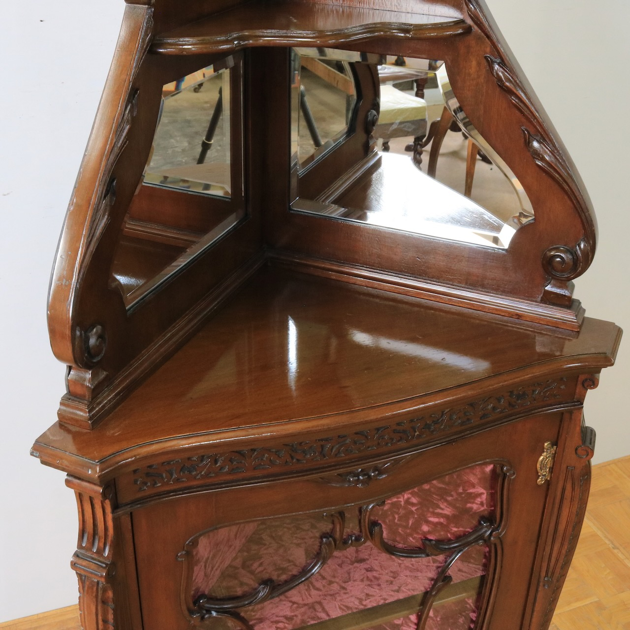 コーナーキャビネット