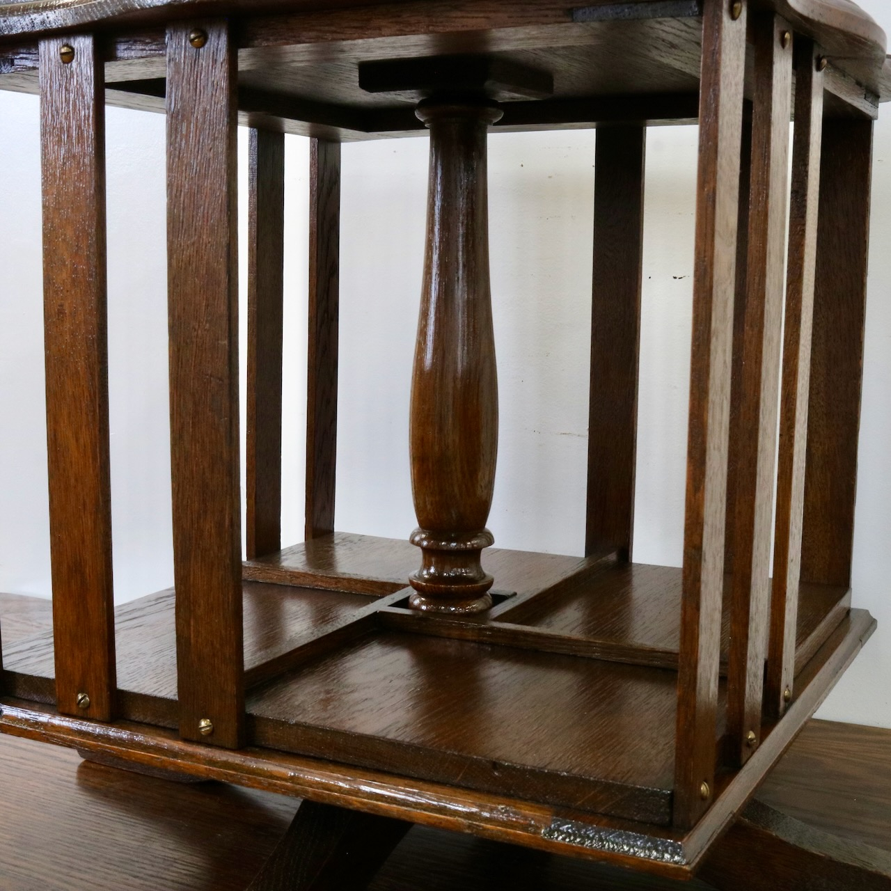 リボルビングブックケース