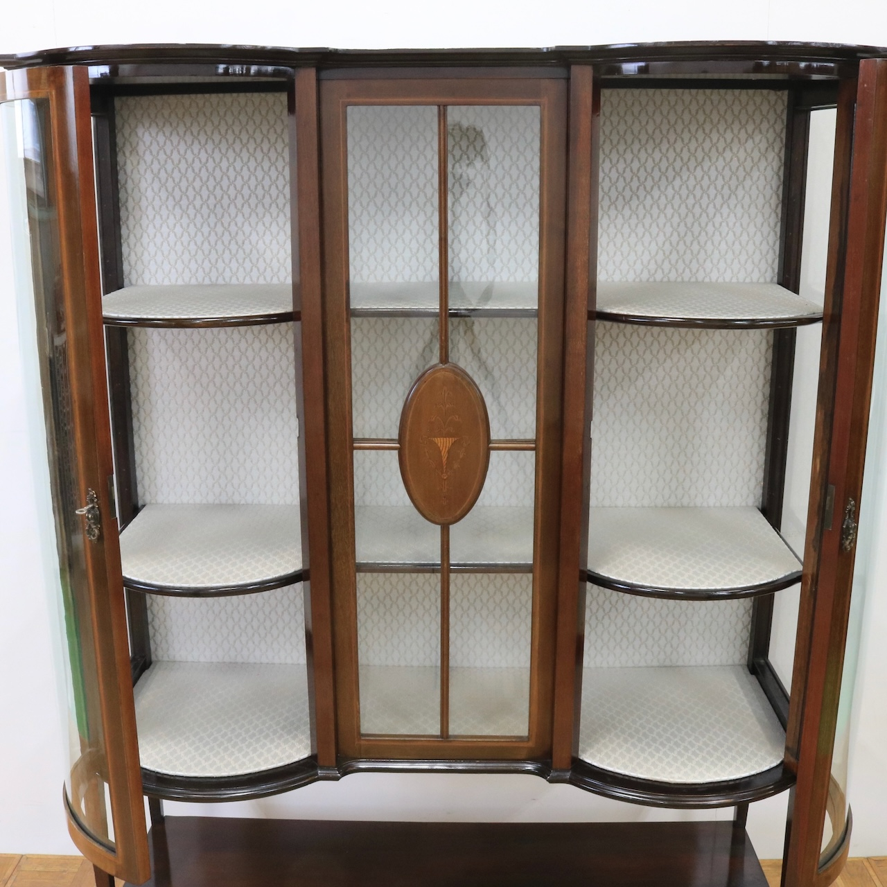 グラスキャビネット