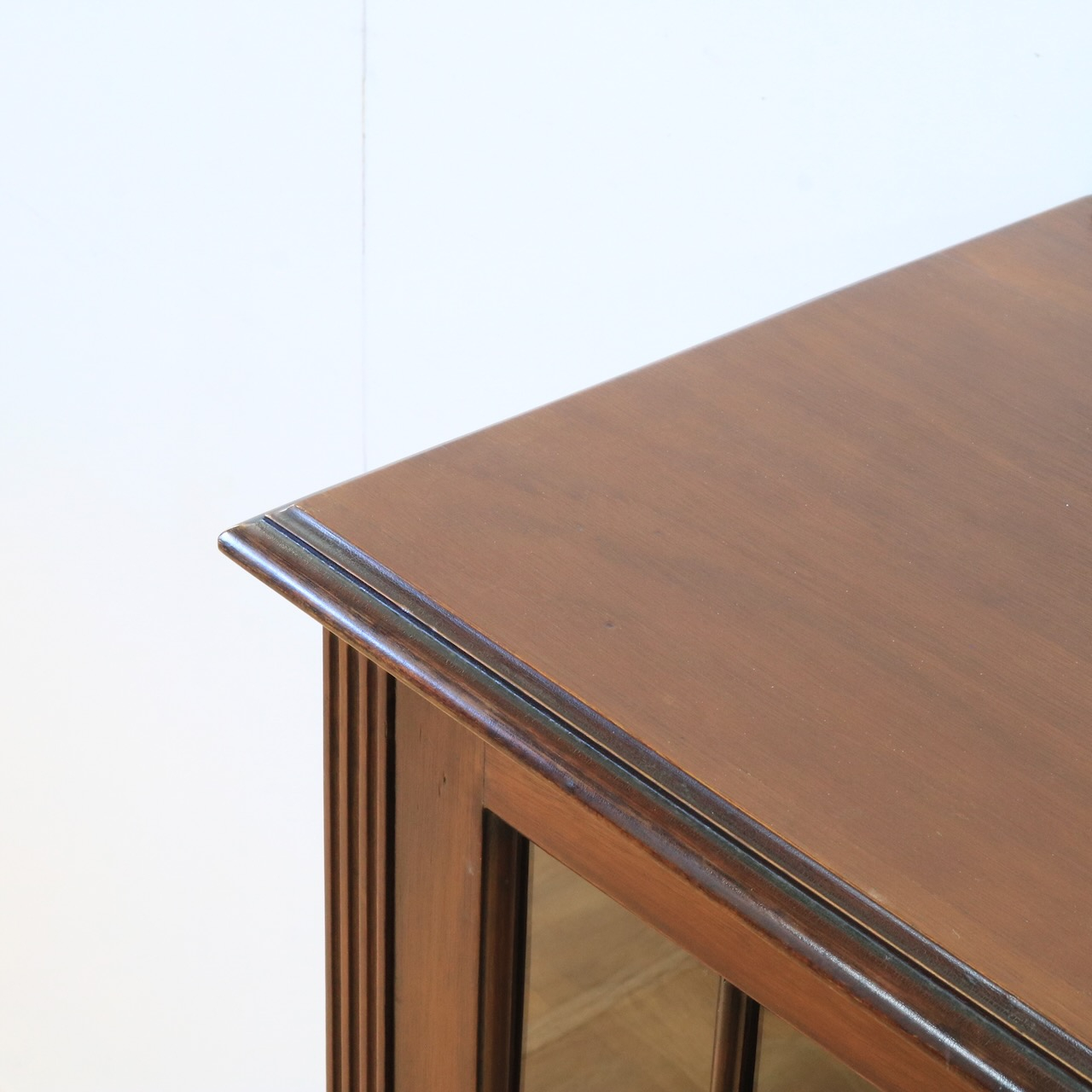 グラスキャビネット