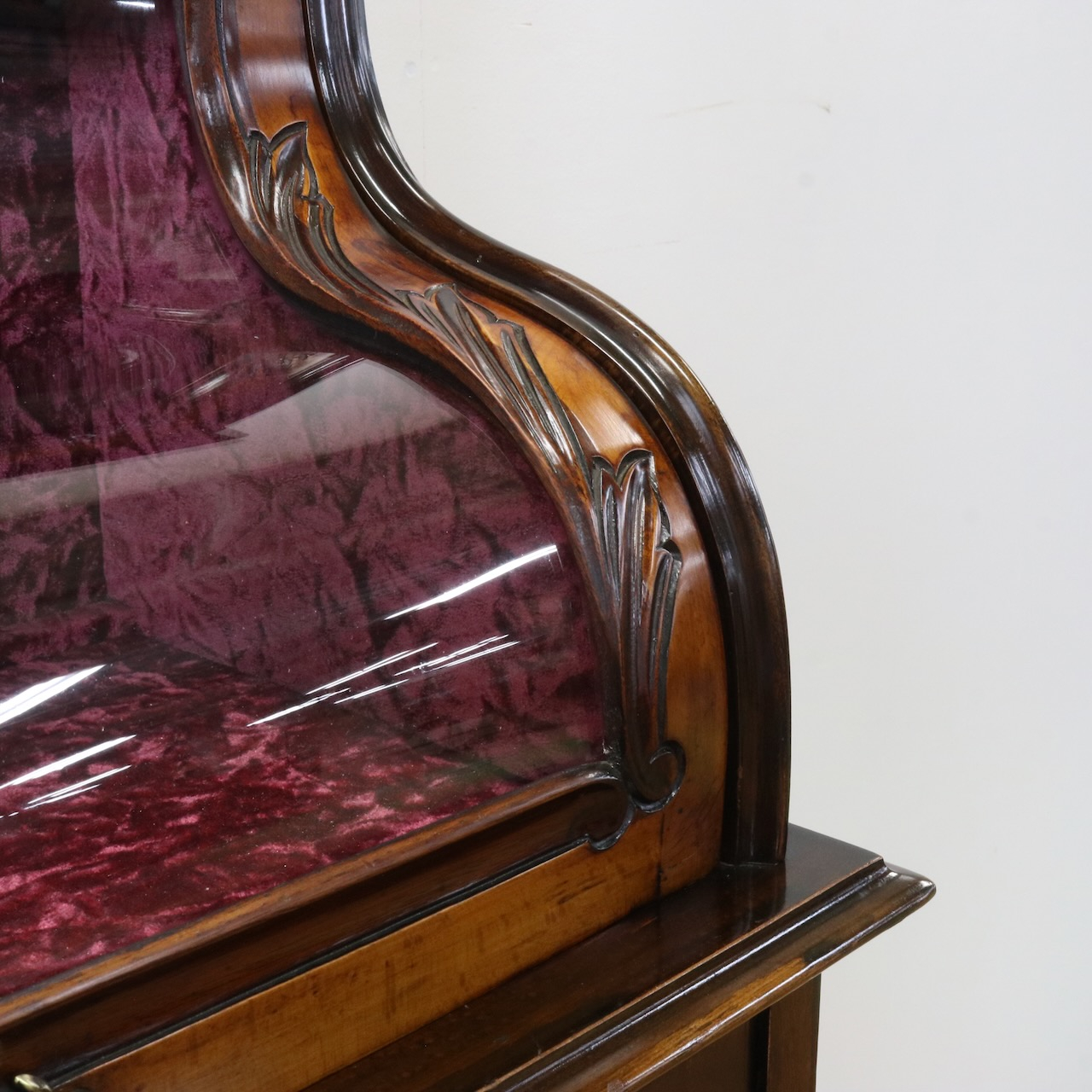 グラスキャビネット