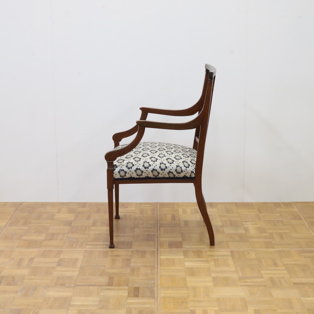 アームチェアー