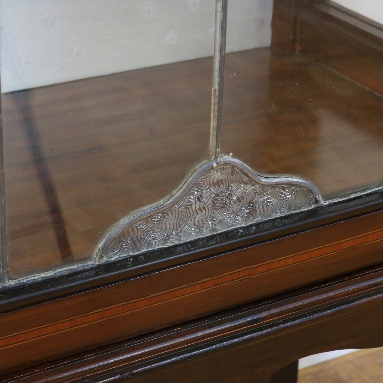 グラスキャビネット