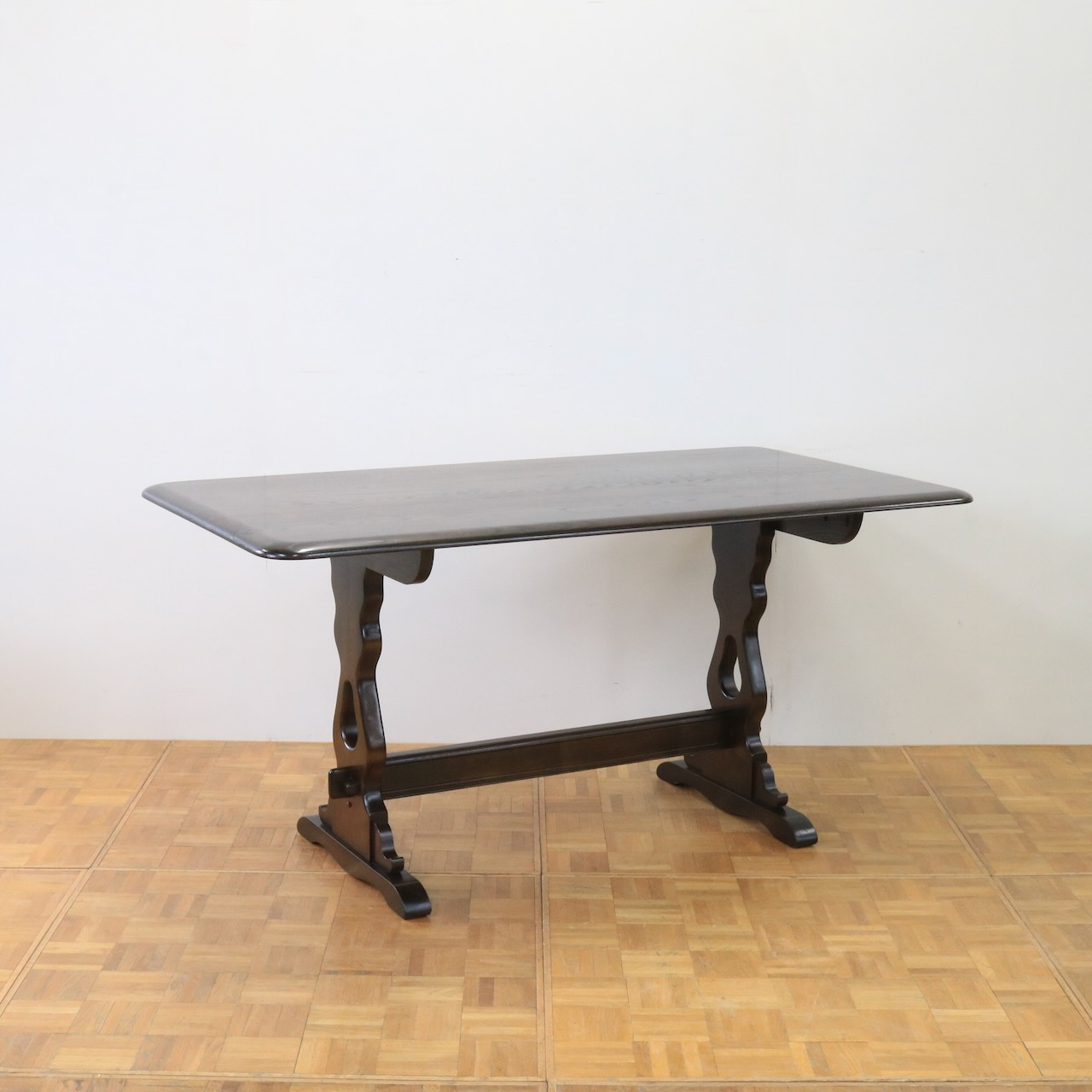 リフェクトリーテーブル