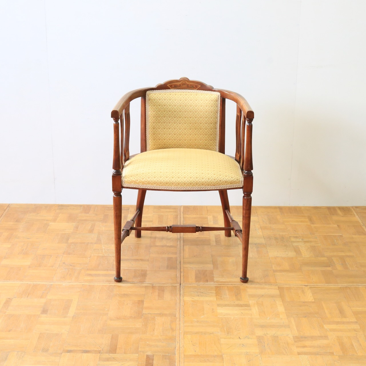 アームチェアー