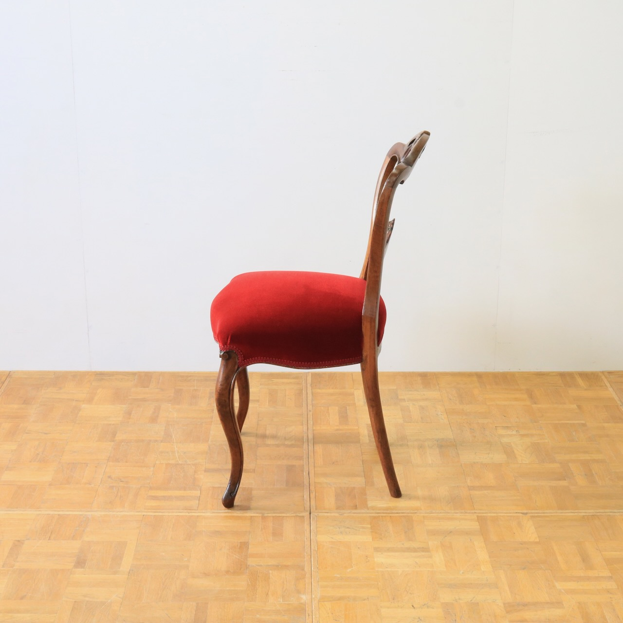 バルーンバックチェアー