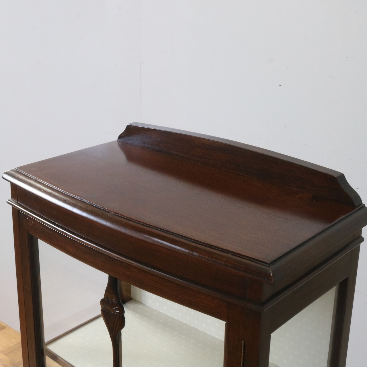 グラスキャビネット