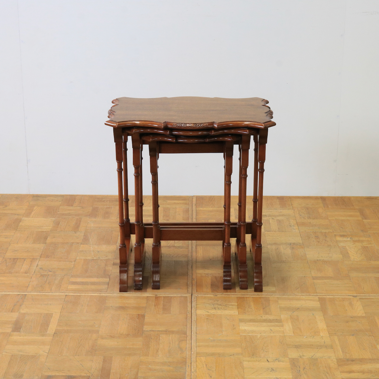 ネストテーブル