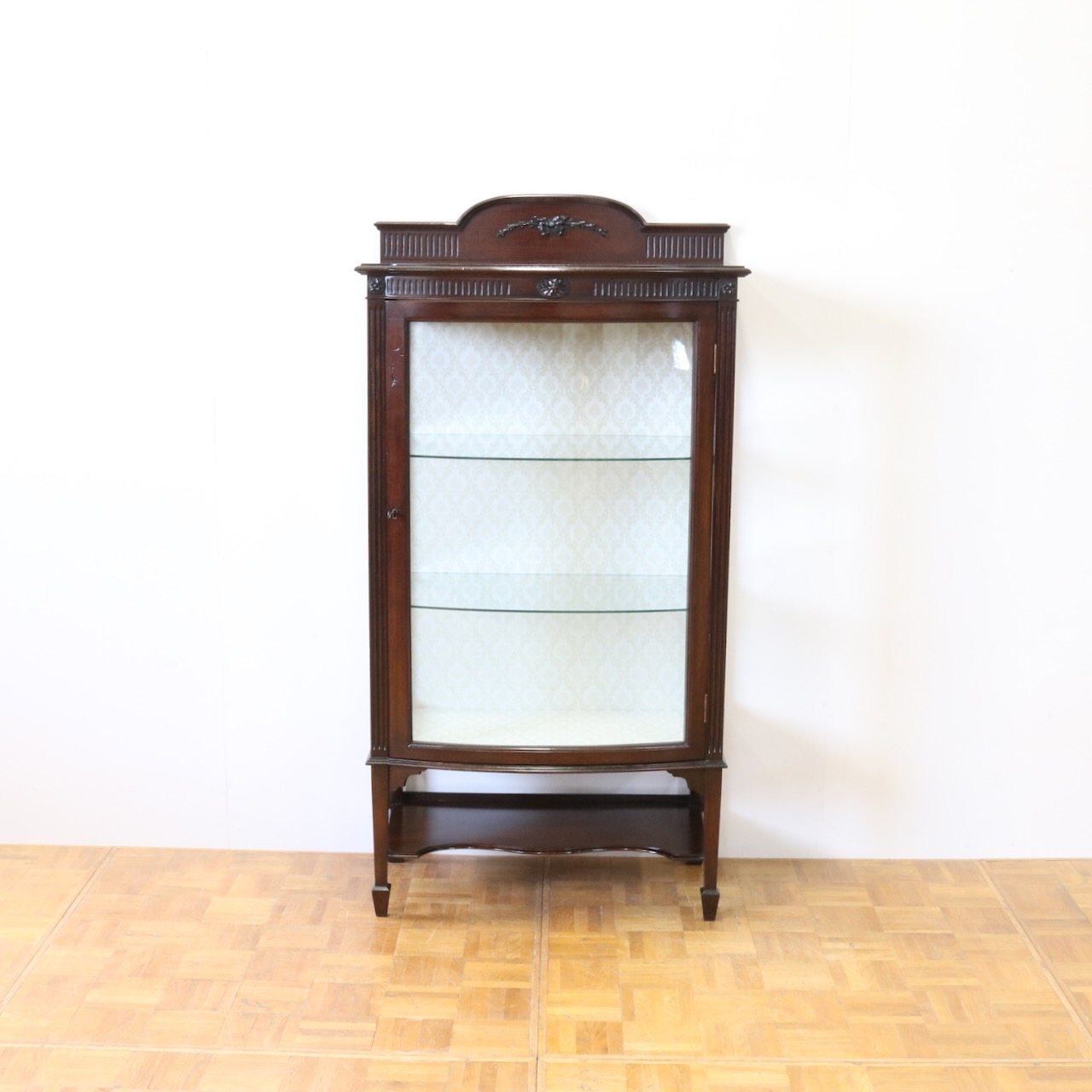 グラスキャビネット