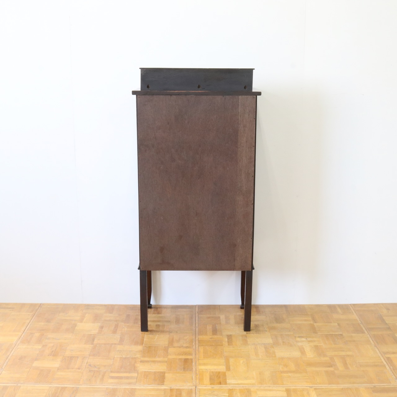 グラスキャビネット