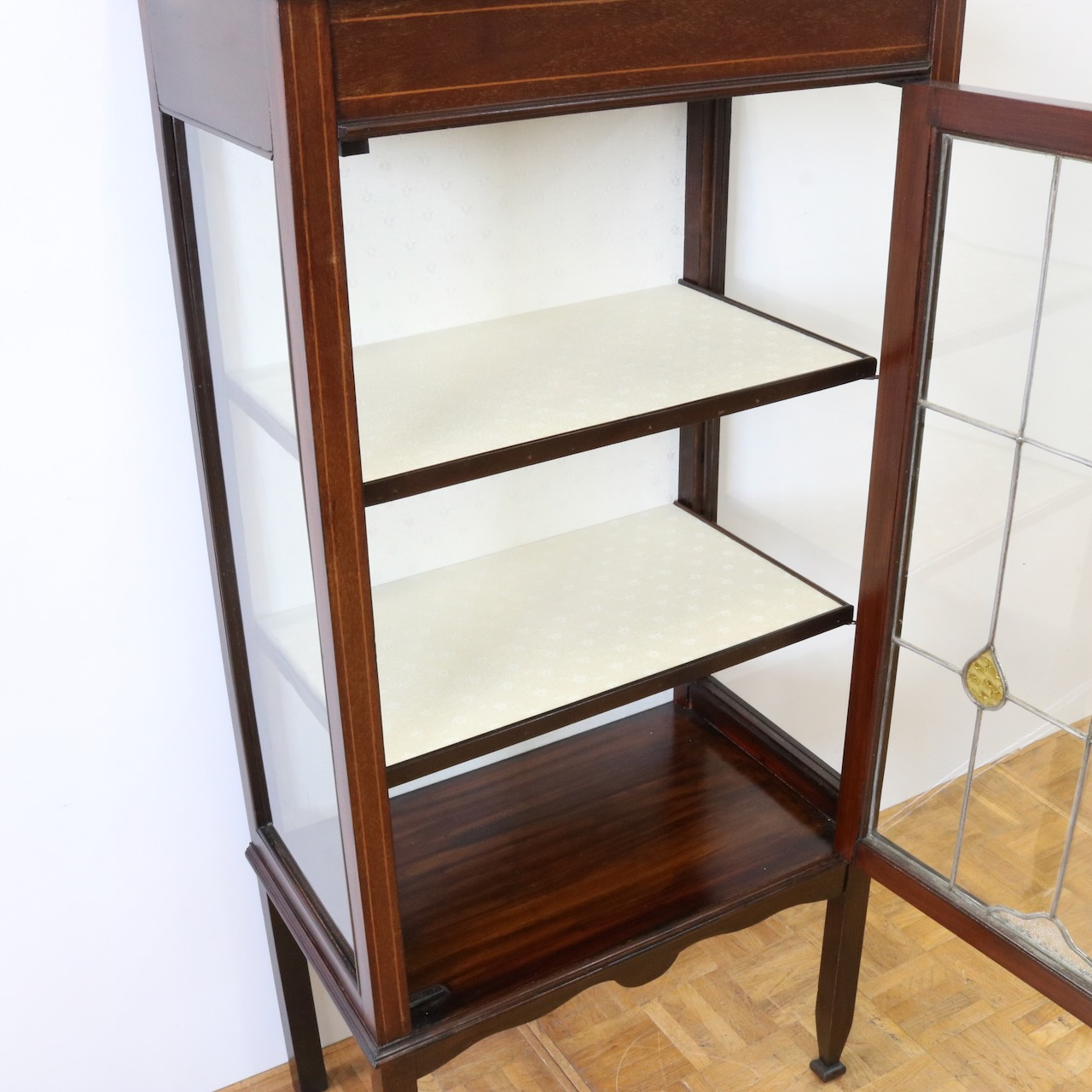 グラスキャビネット