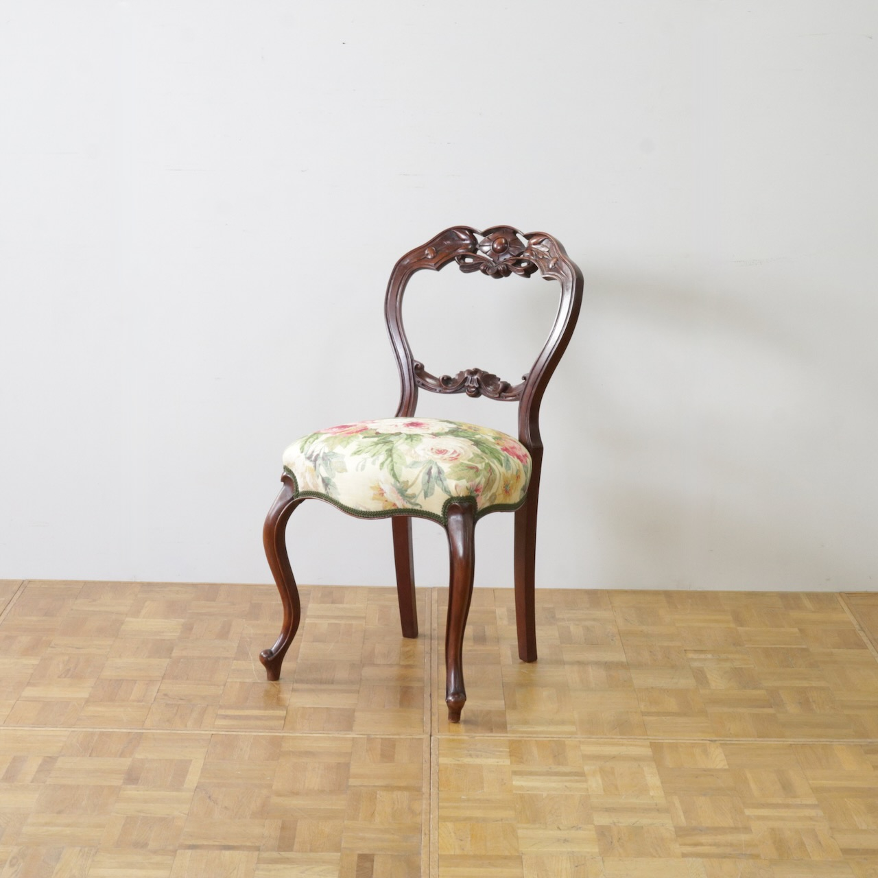 バルーンバックチェアー