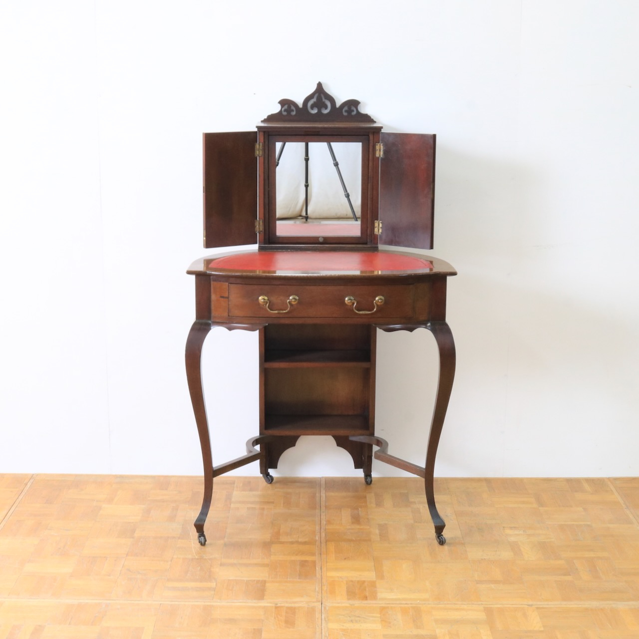 ドレッシングテーブル