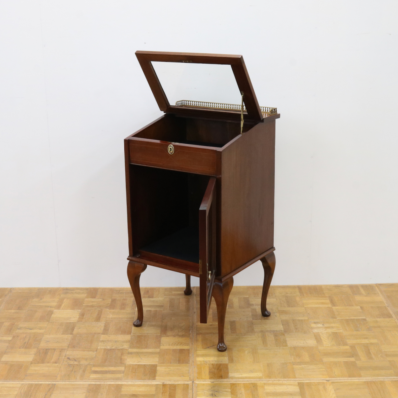 ジュエリーキャビネット