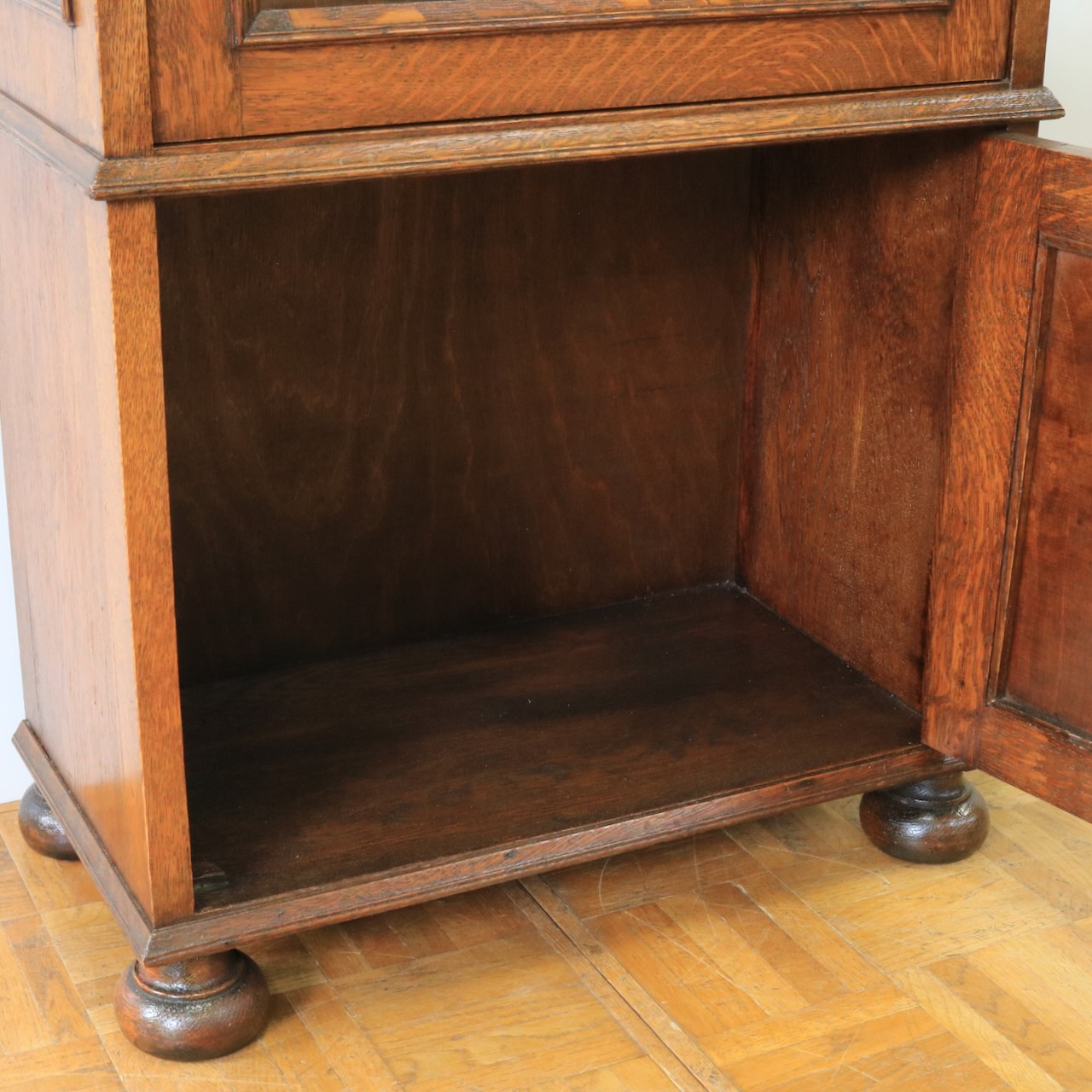 グラスキャビネット