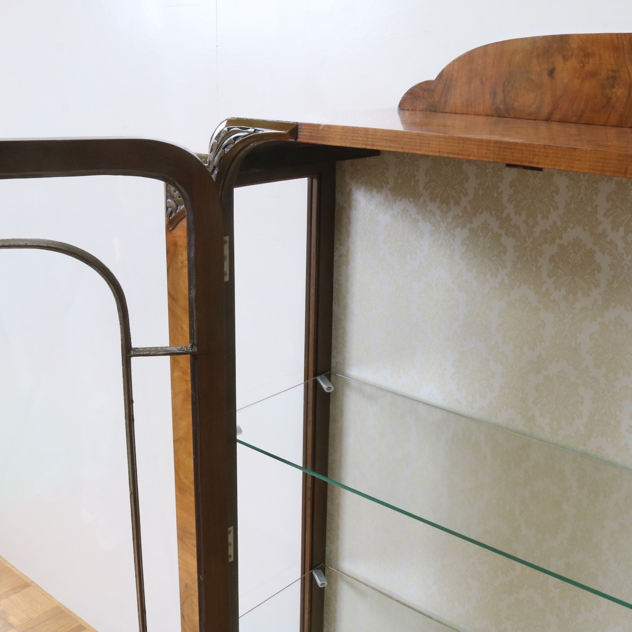 グラスキャビネット