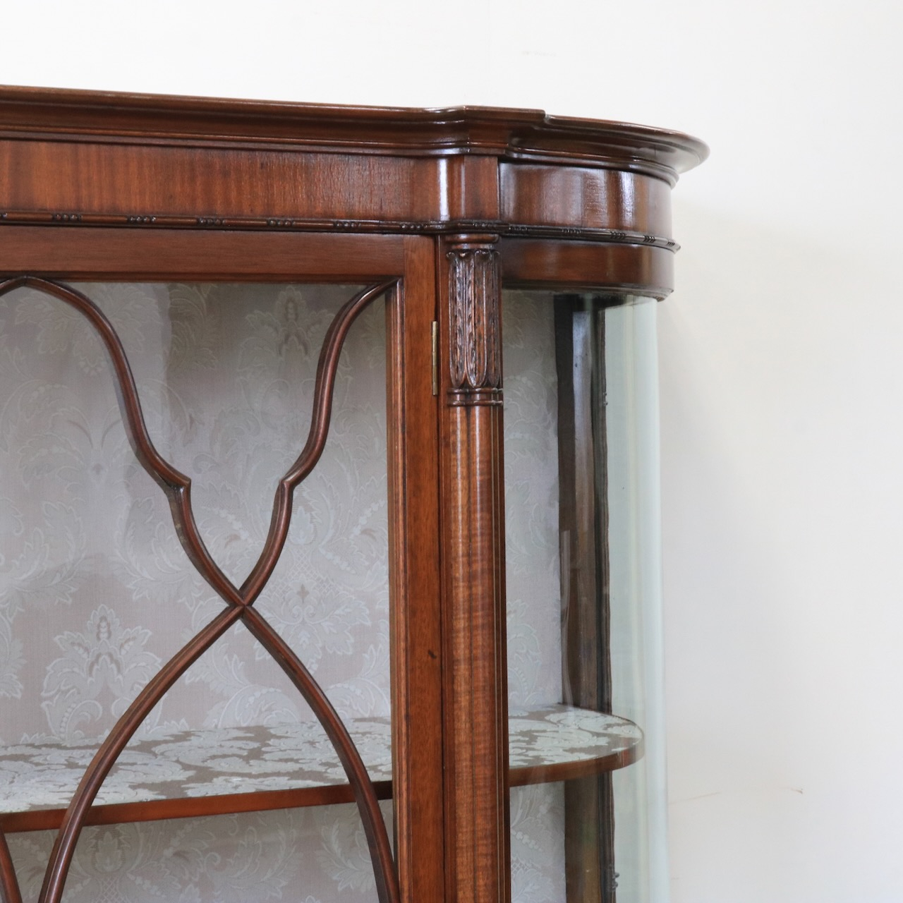 グラスキャビネット