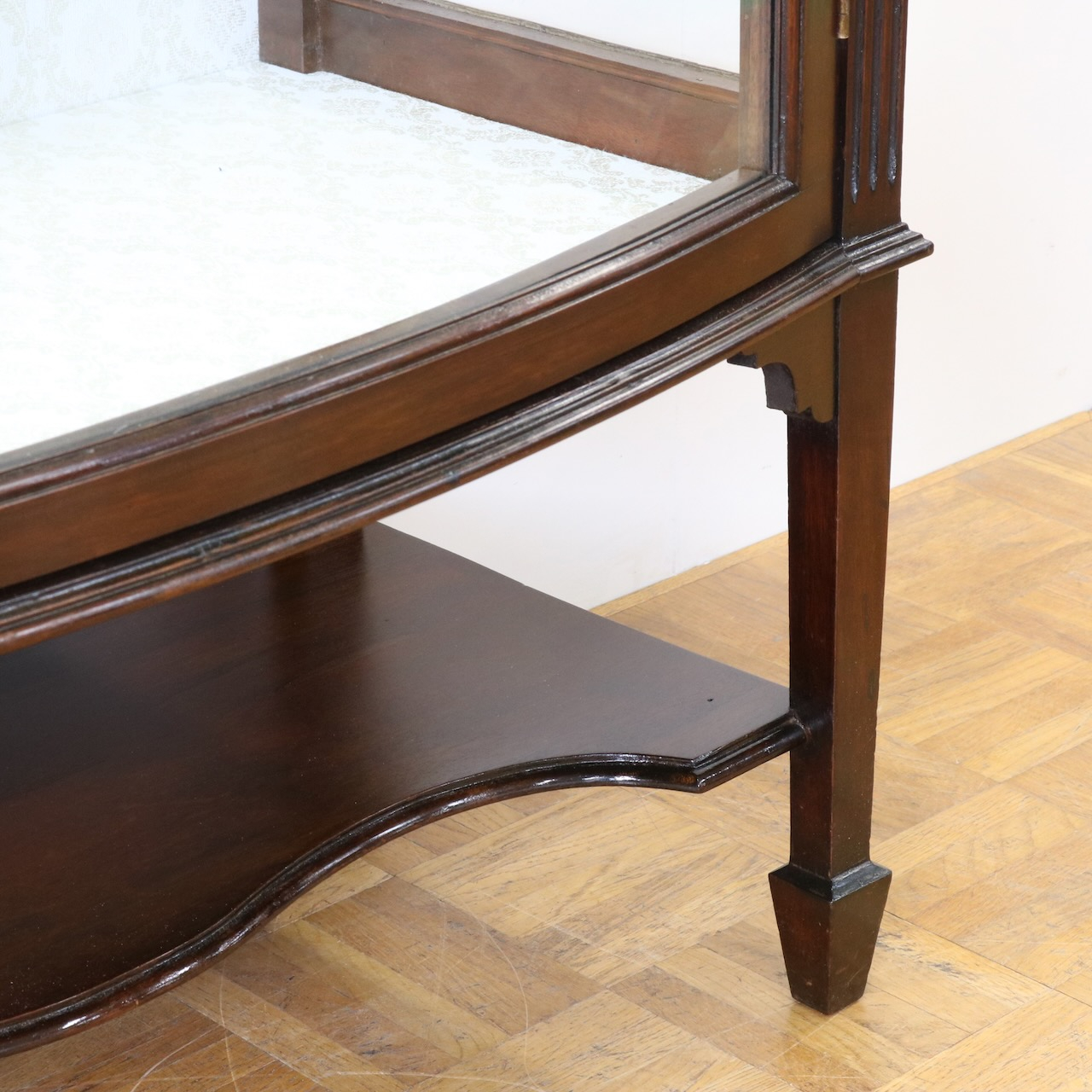 グラスキャビネット