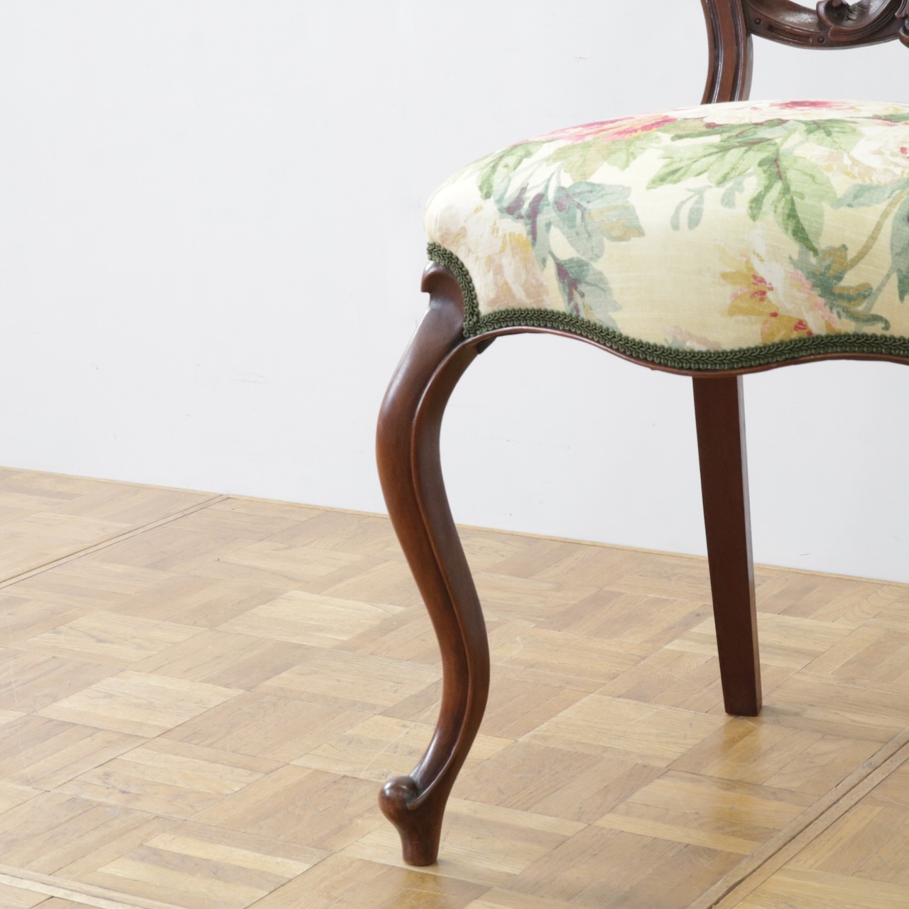 バルーンバックチェアー