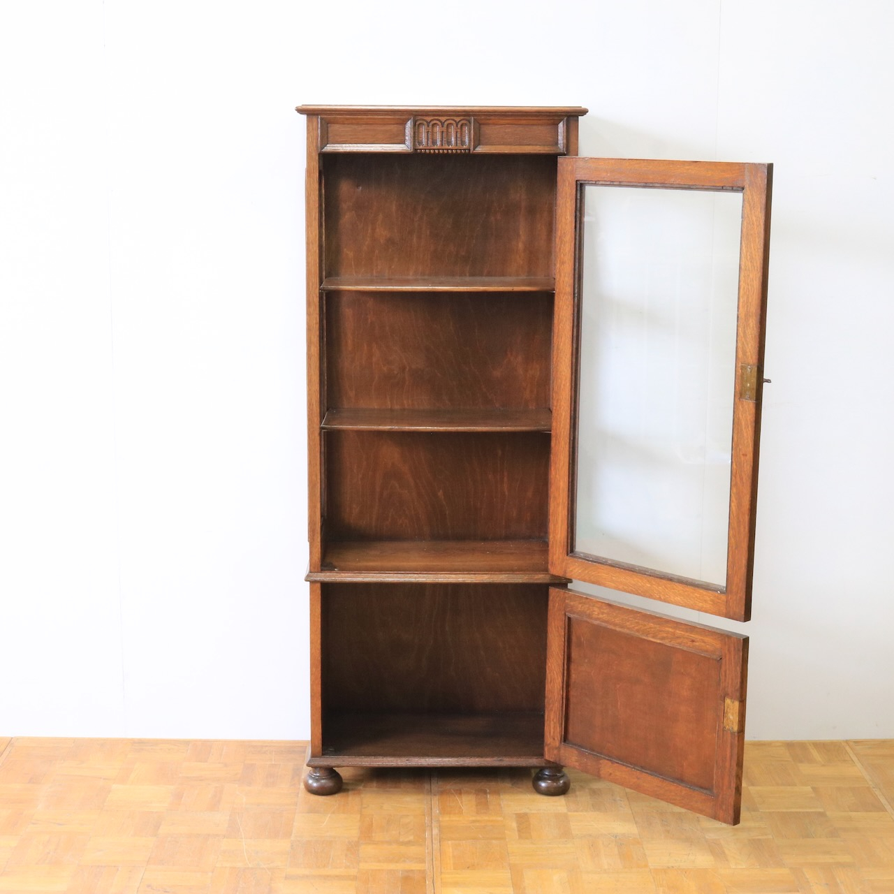 グラスキャビネット