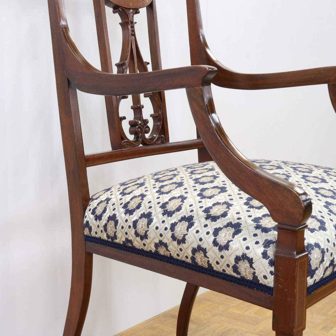 アームチェアー