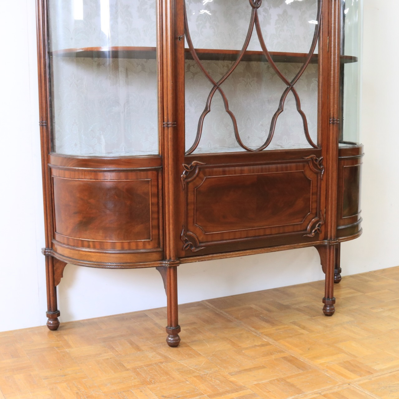 グラスキャビネット