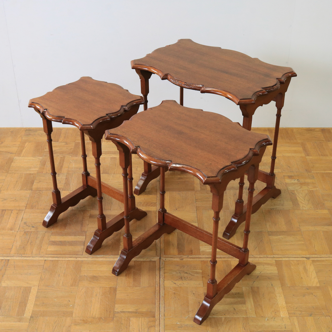 ネストテーブル