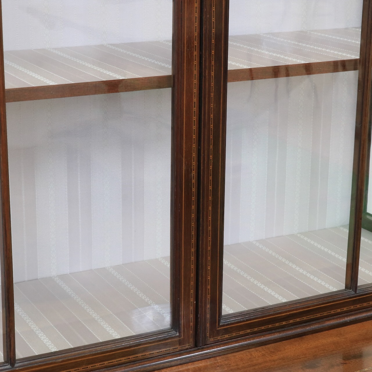 グラスキャビネット