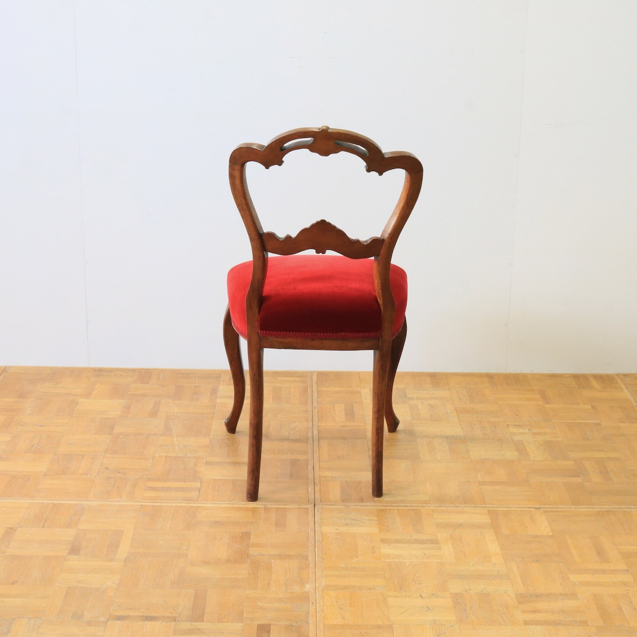 バルーンバックチェアー