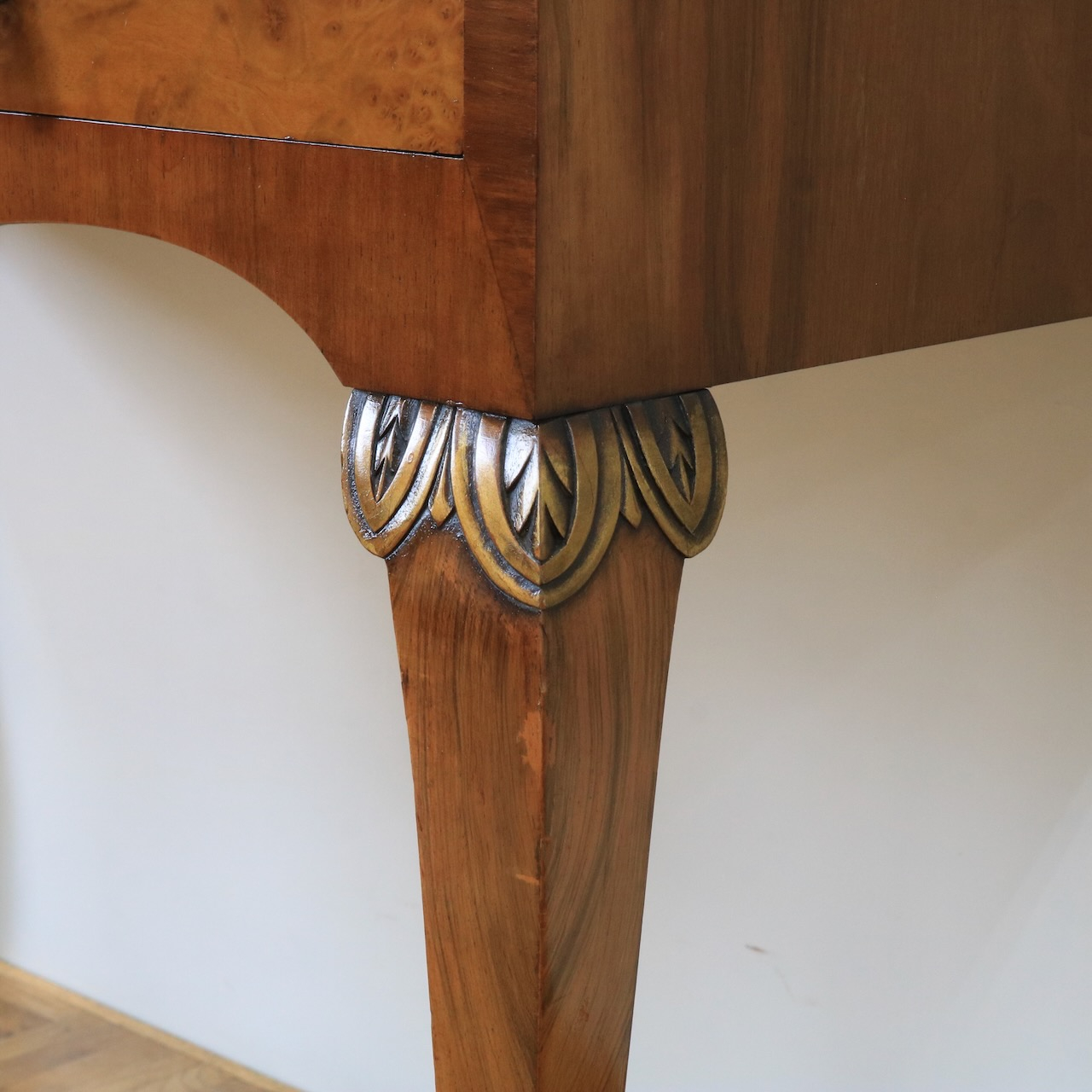 グラスキャビネット