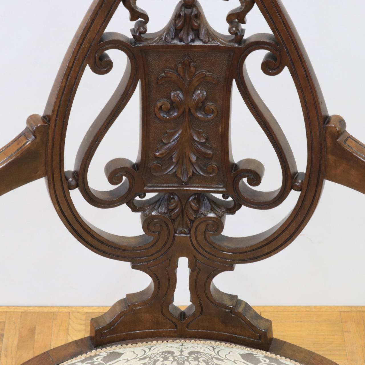 アームチェアー