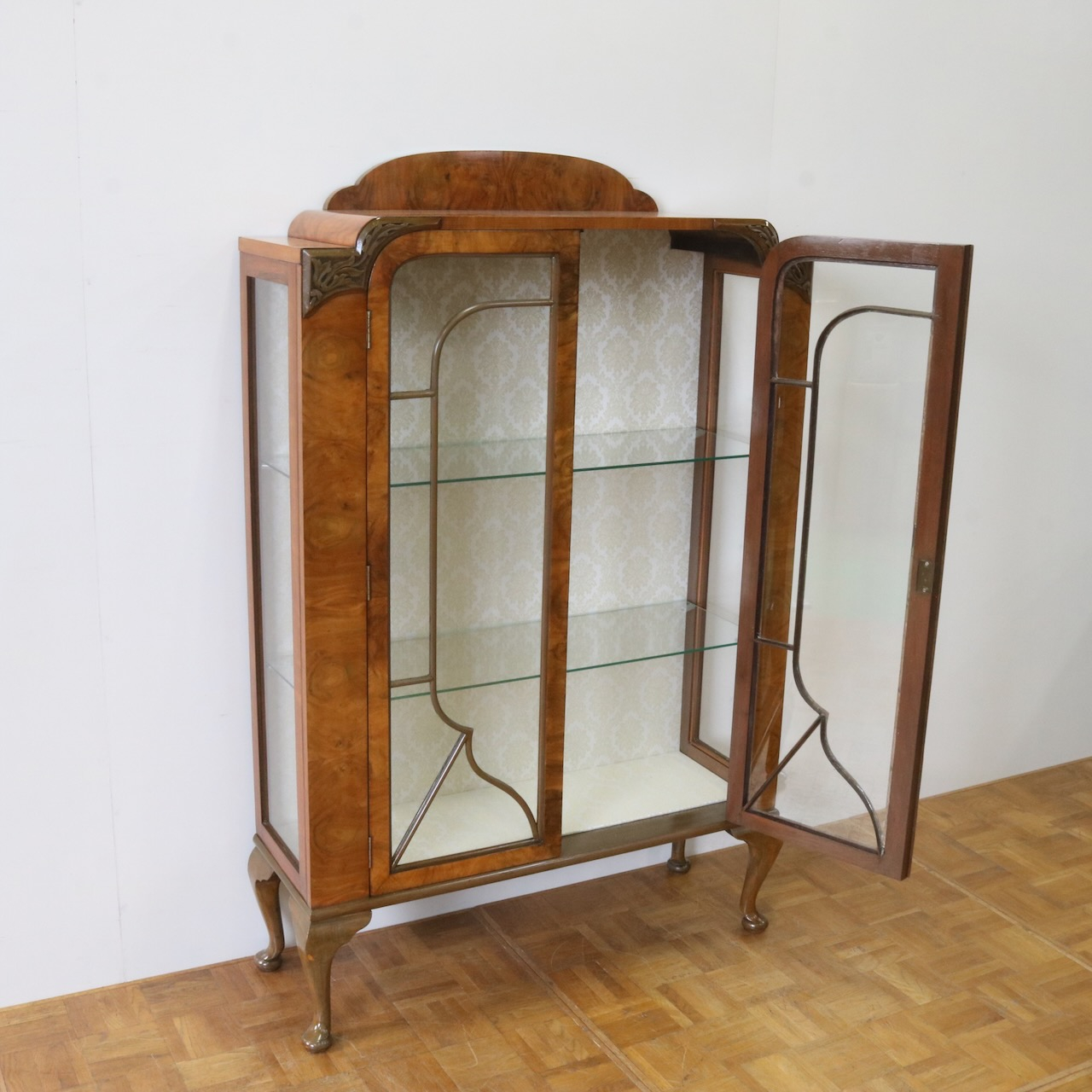 グラスキャビネット