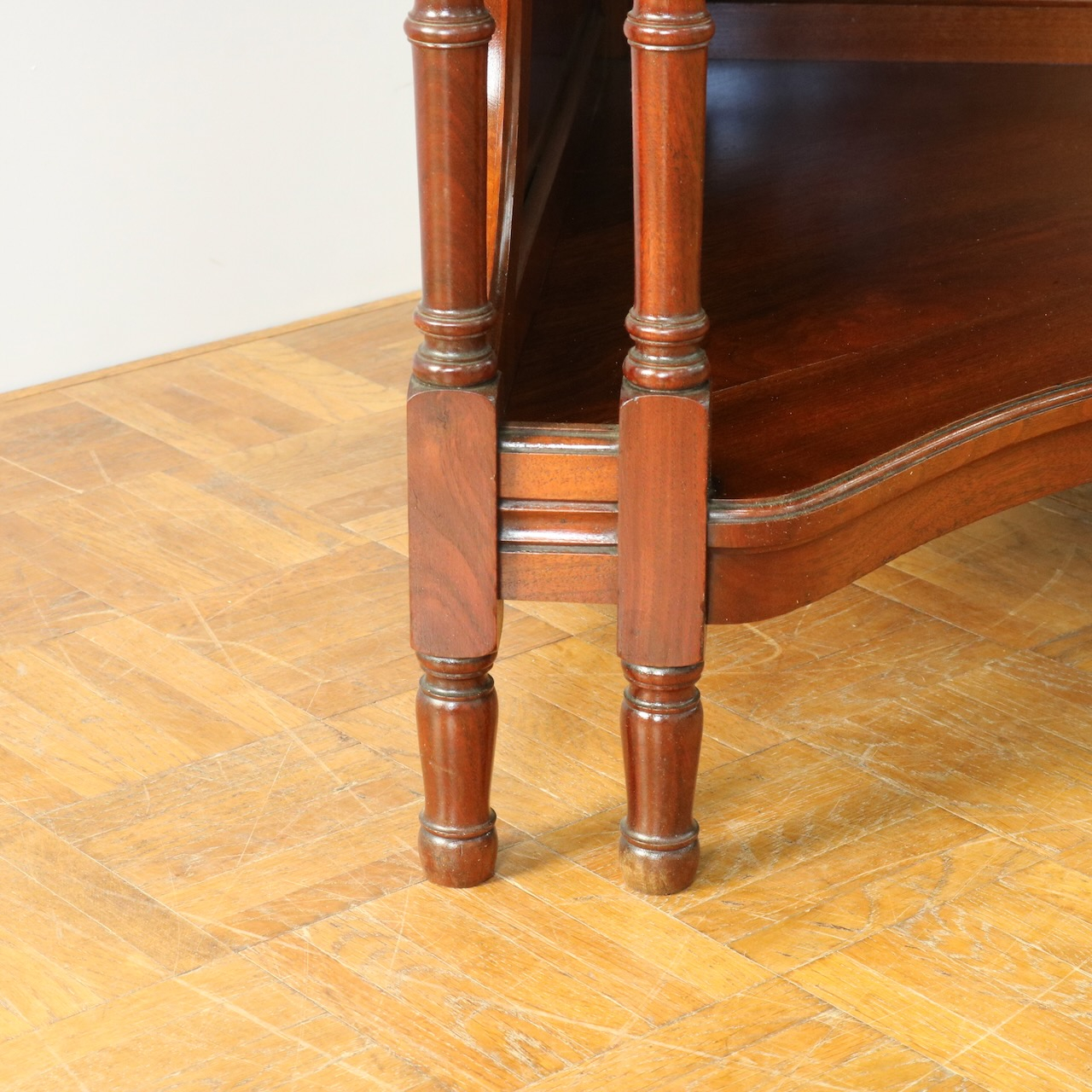 コーナーキャビネット