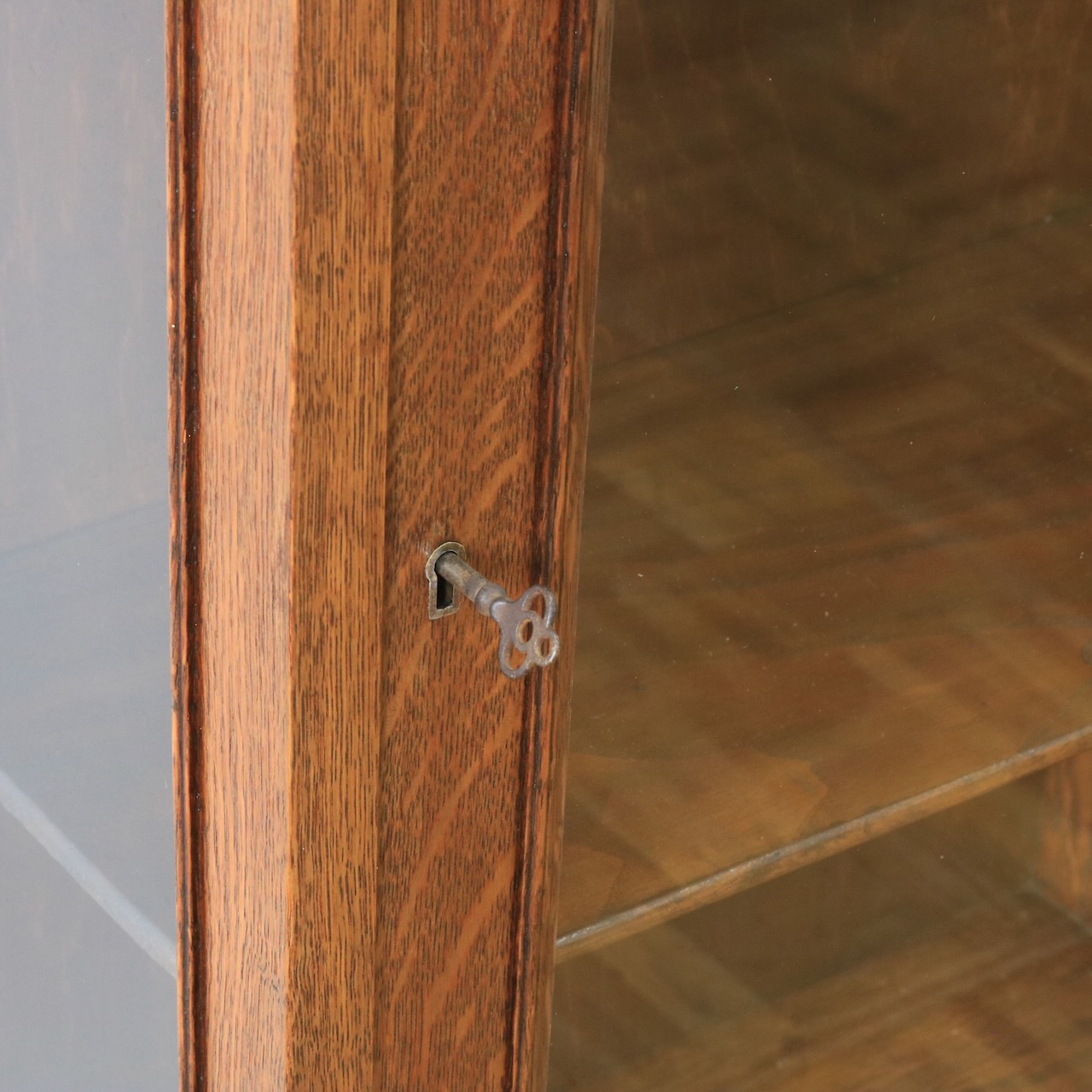 グラスキャビネット