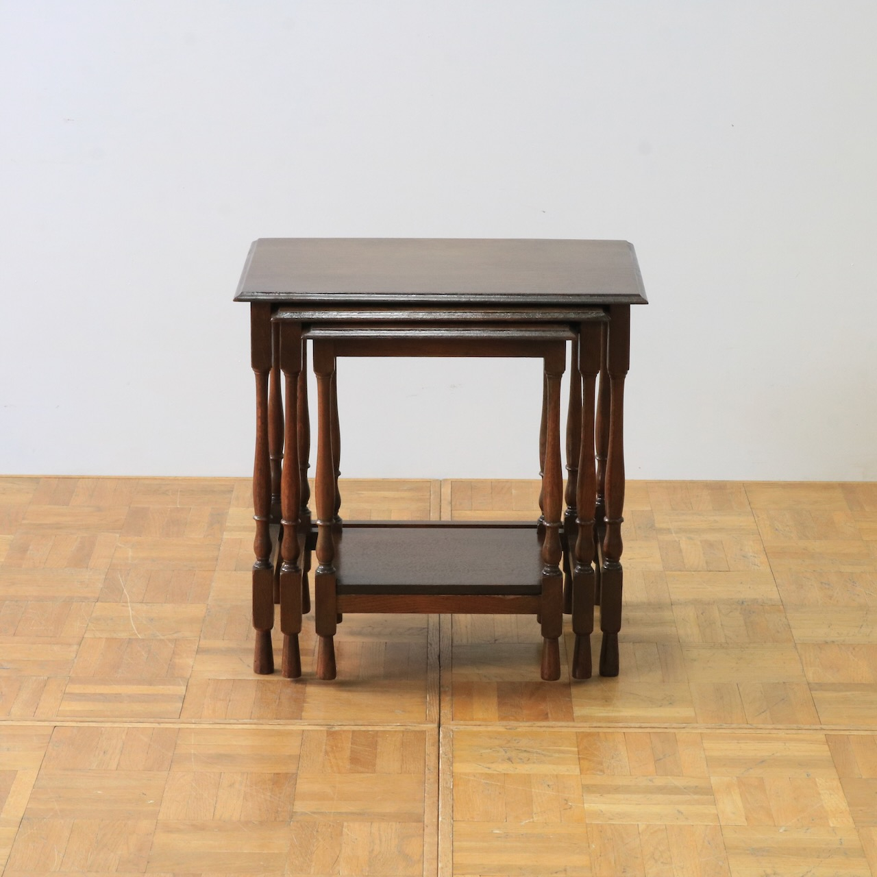 ネストテーブル