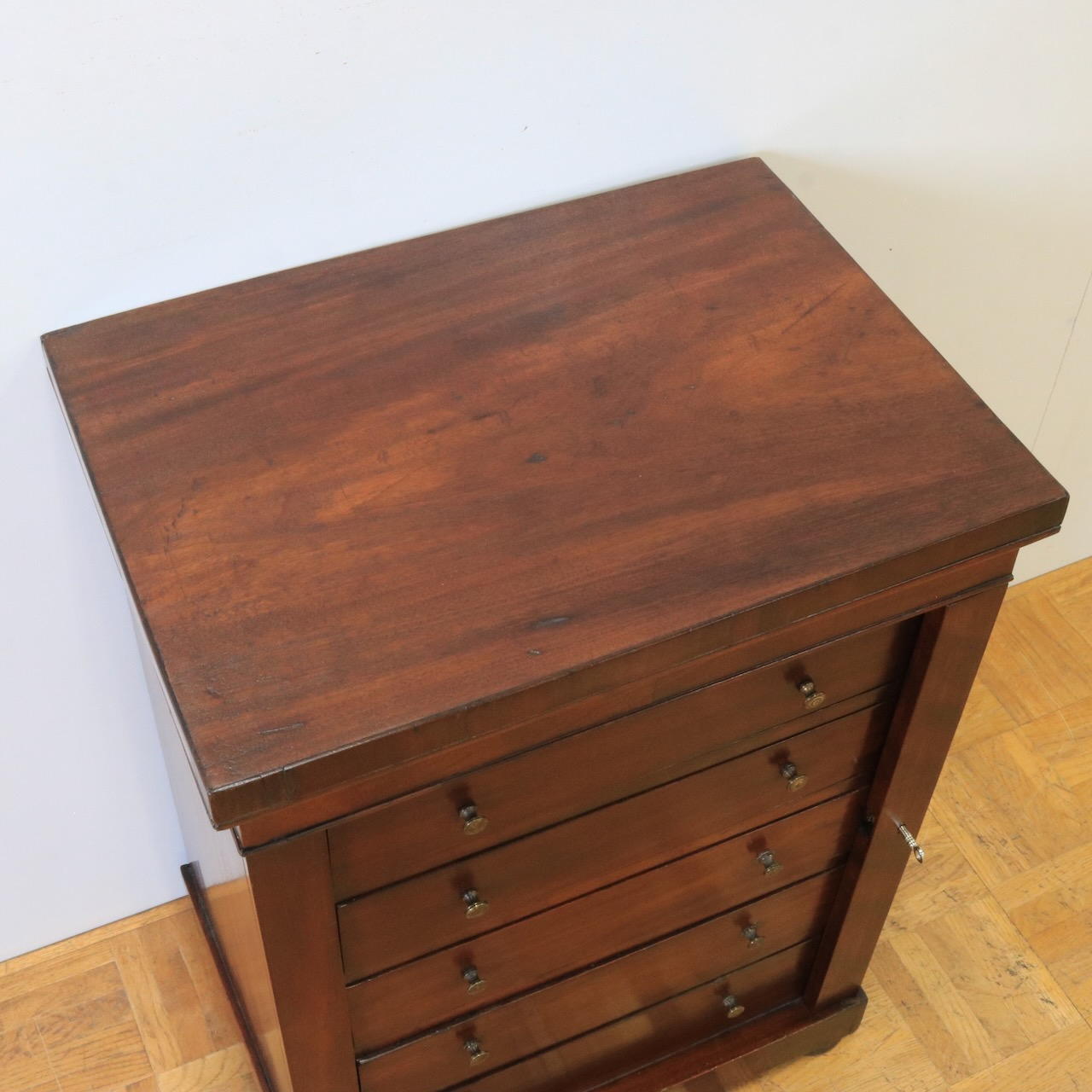 ベッドサイドチェスト